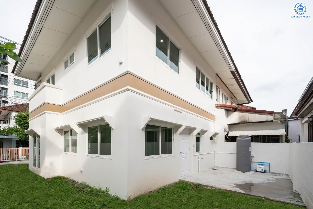 บ้านมือสองตกแต่งใหม่ โครงการ ซื่อตรง รัตนาธิเบศร์ หน้าโครงการติดรถไฟฟ้า "สถานีไทรม้า" เนื้อที่ 40 ตร.ว. ฟังก์ชัน 3 ห้องนอน 3 ห้องน้ำ 1 ที่จอดรถ เชื่อมต่อได้หลายเส้นทาง ใกล้เซ็นทรัลรัตนาธิเบศร์ และทางด่วน "งามวงศ์วาน"